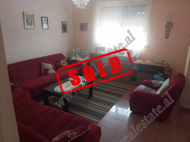 Apartament 1+1 per shitje prane Maternitetit te Ri, ne Tirane.
Shtepia ndodhet ne katin e 5 te nje 